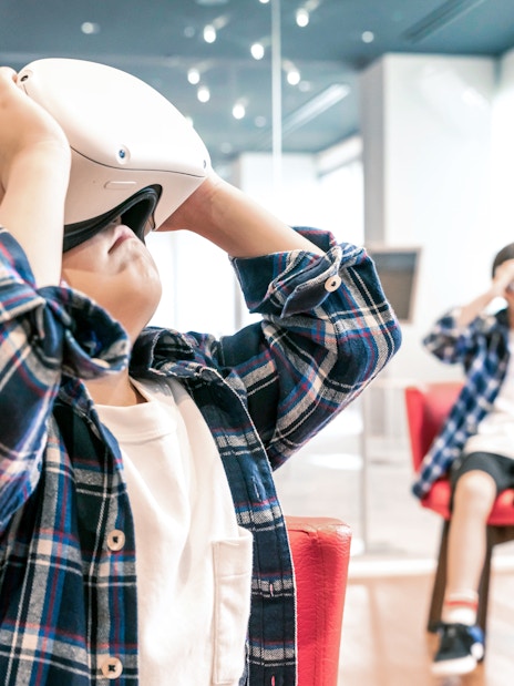 Children experiencing virtual reality at Osaka Koji Kinutani Tenku Art Museum.