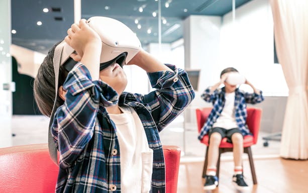 Children experiencing virtual reality at Osaka Koji Kinutani Tenku Art Museum.