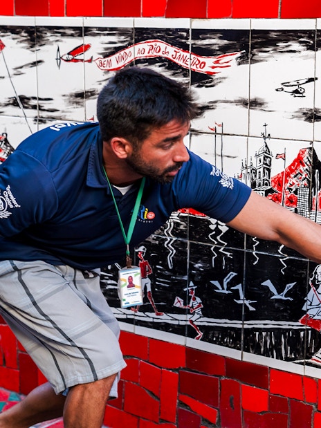 Tour guide explaining artwork on Selarón Steps in Rio de Janeiro.