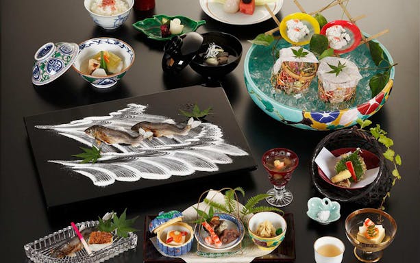 Kyoto kaiseki dining with assorted traditional dishes and artistic presentation.