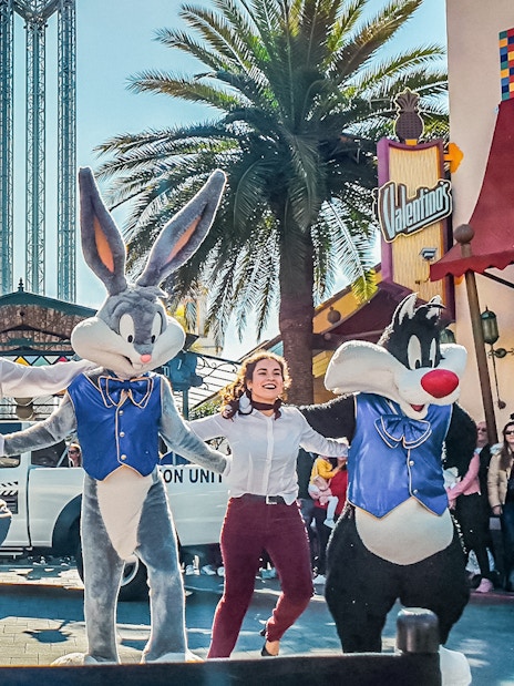 Parque Warner Madrid characters performing in front of an audience.