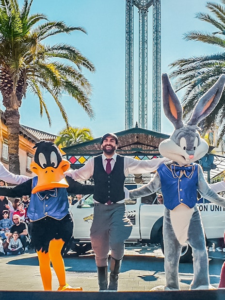 Parque Warner Madrid characters performing in front of an audience.