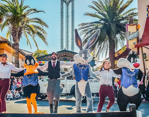 Parque Warner Madrid entrance featuring iconic cartoon character statue.