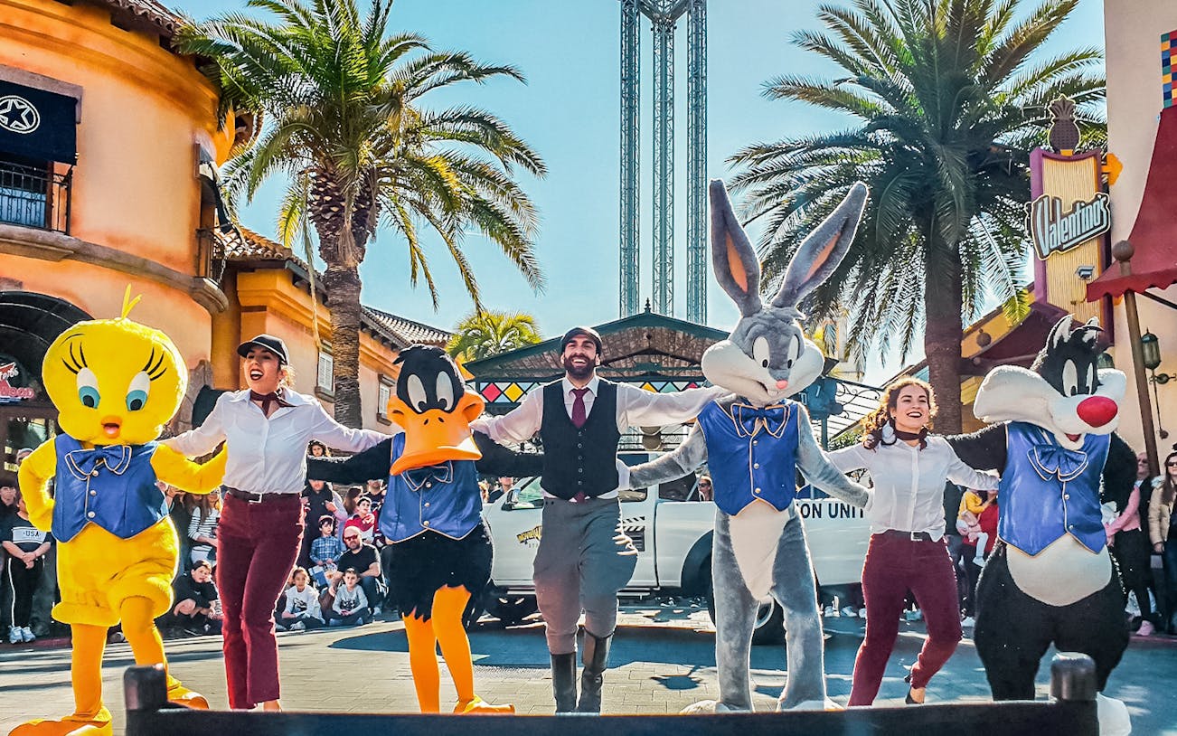 Parque Warner Madrid characters performing in front of an audience.