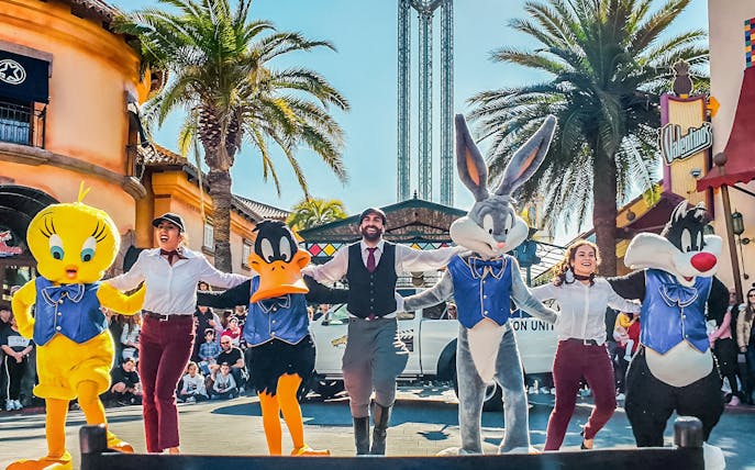 Parque Warner Madrid characters performing in front of an audience.