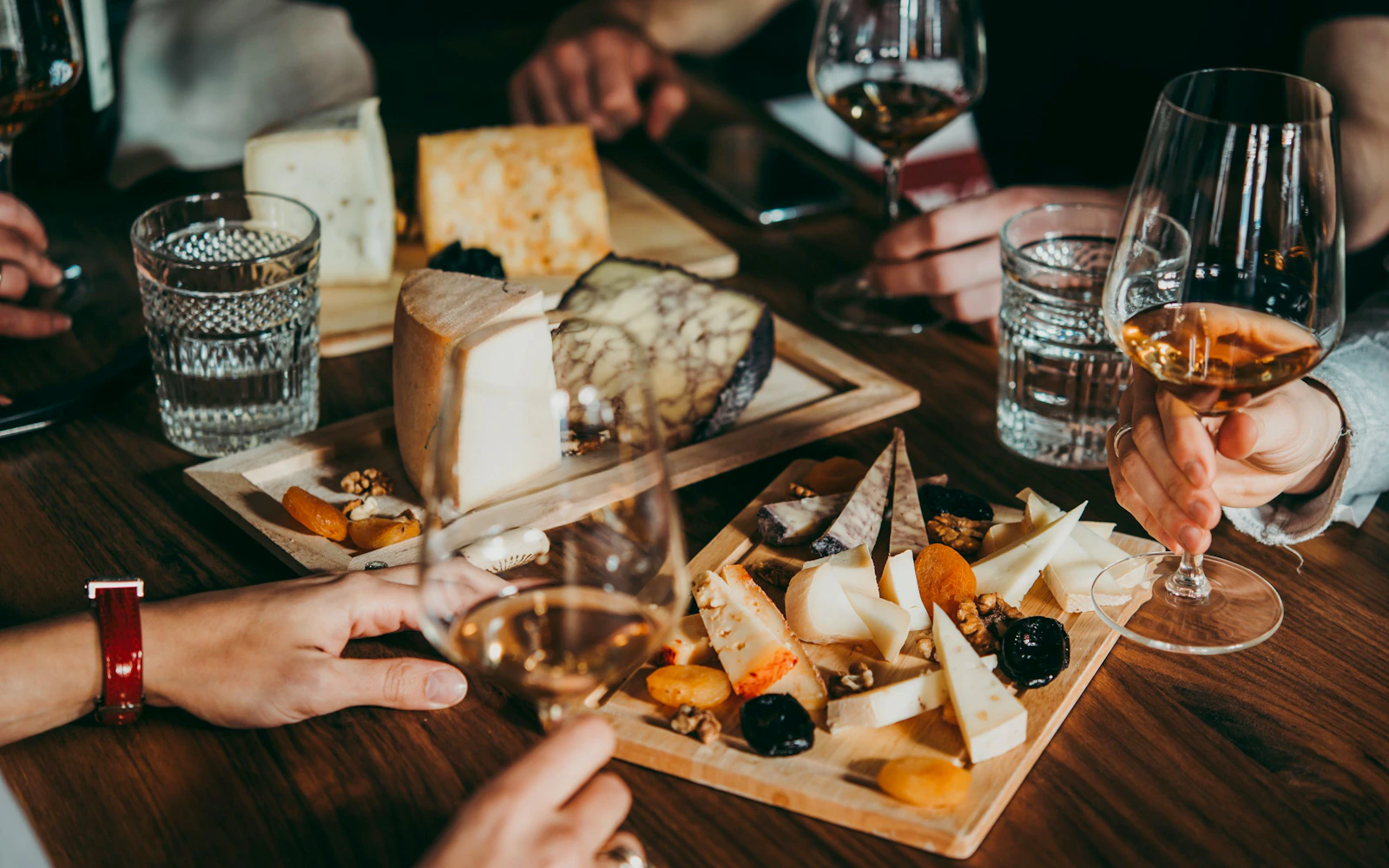 Paris Small-Group Natural Wine Tasting with Cheese Pairing in a Local Wine Bar (Product 56875)