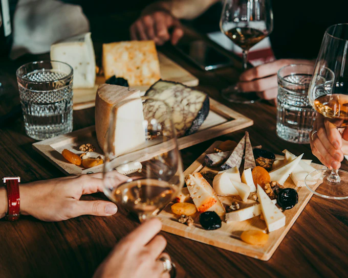 Paris Small-Group Natural Wine Tasting with Cheese Pairing in a Local Wine Bar (Product 56875)