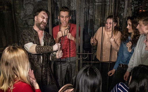 Visitors interacting with a performer at Berlin Dungeon.