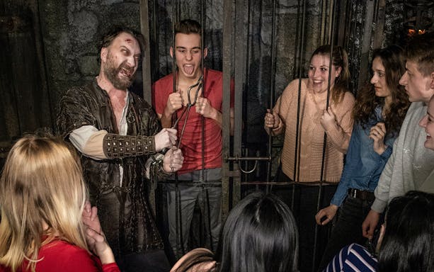 Visitors interacting with a performer at Berlin Dungeon.