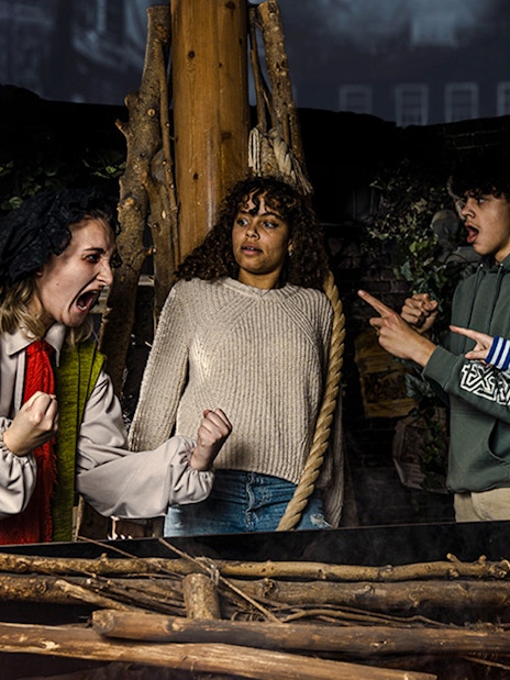 Guests interacting with a performer at the Amsterdam Dungeon.