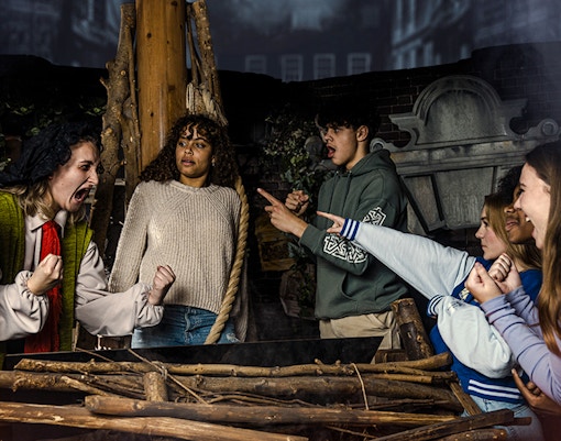 Guests interacting with a performer at the Amsterdam Dungeon.