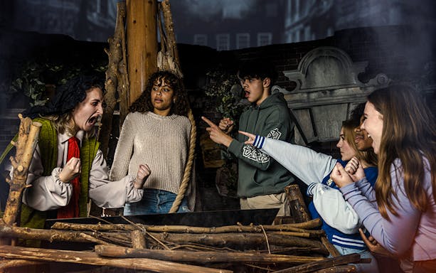 Guests interacting with a performer at the Amsterdam Dungeon.