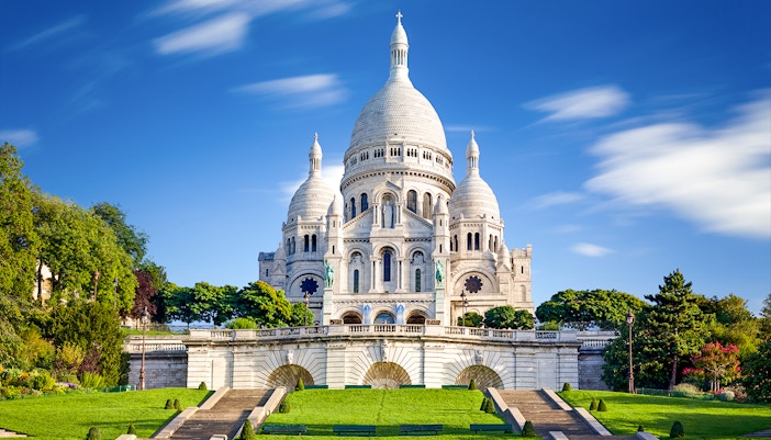 Montmartre street view with Sacré Coeur Basilica in the background during a guided tour in Paris.