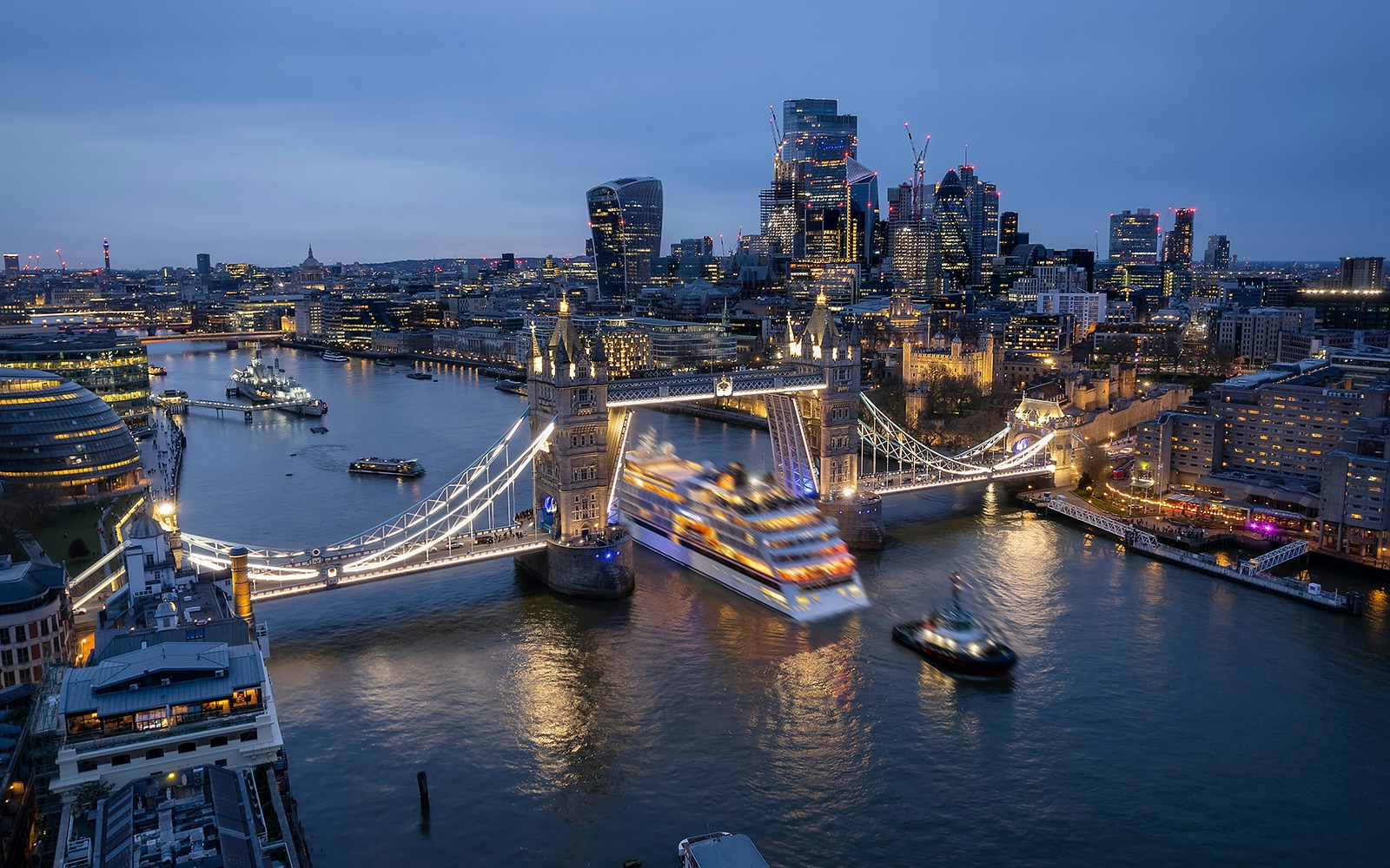 Cruzeiro pelo Tâmisa à noite