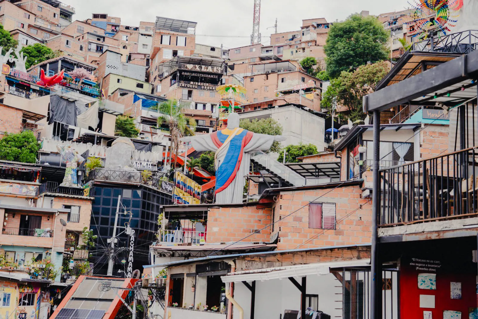 tour por los grafitis de la comuna 13 con comida callejera-1