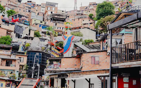 tour por los grafitis de la comuna 13 con comida callejera-1