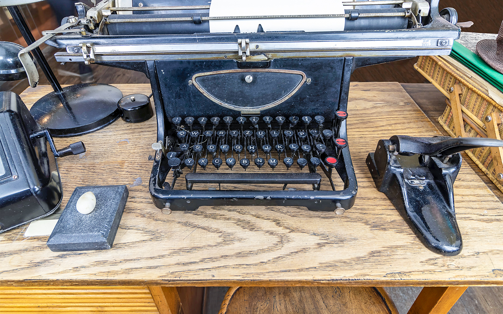 note outside the residence of oskar and emilie schindler