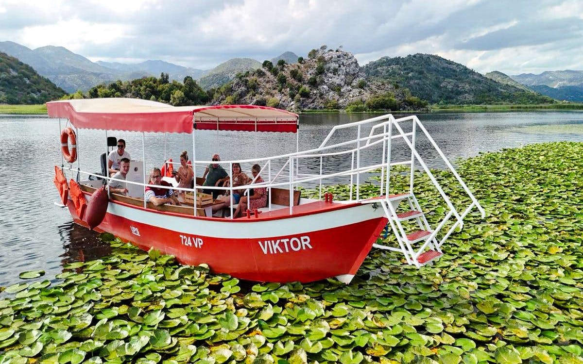 ab virpazar: geführte bootstour auf dem skadar-see und besuch des klosters kom inklusive getränken-1