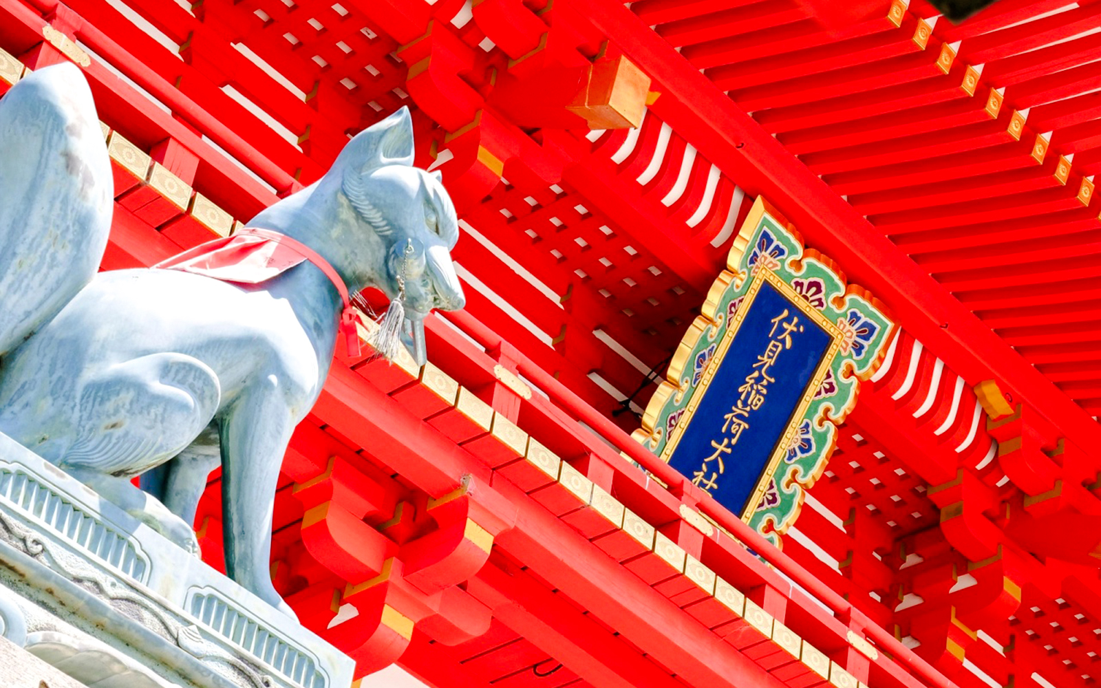 Fox statue at Fushimi Inari Taisha shrine, Kyoto, Japan.