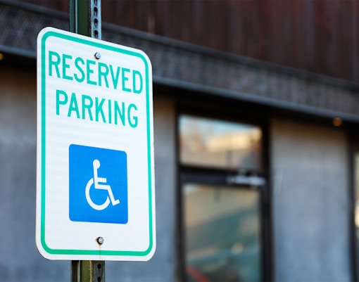 vaga de estacionamento reservada para pessoas com mobilidade reduzida