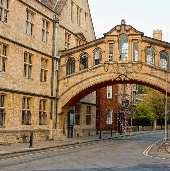 Hop on a trip from London to Oxford