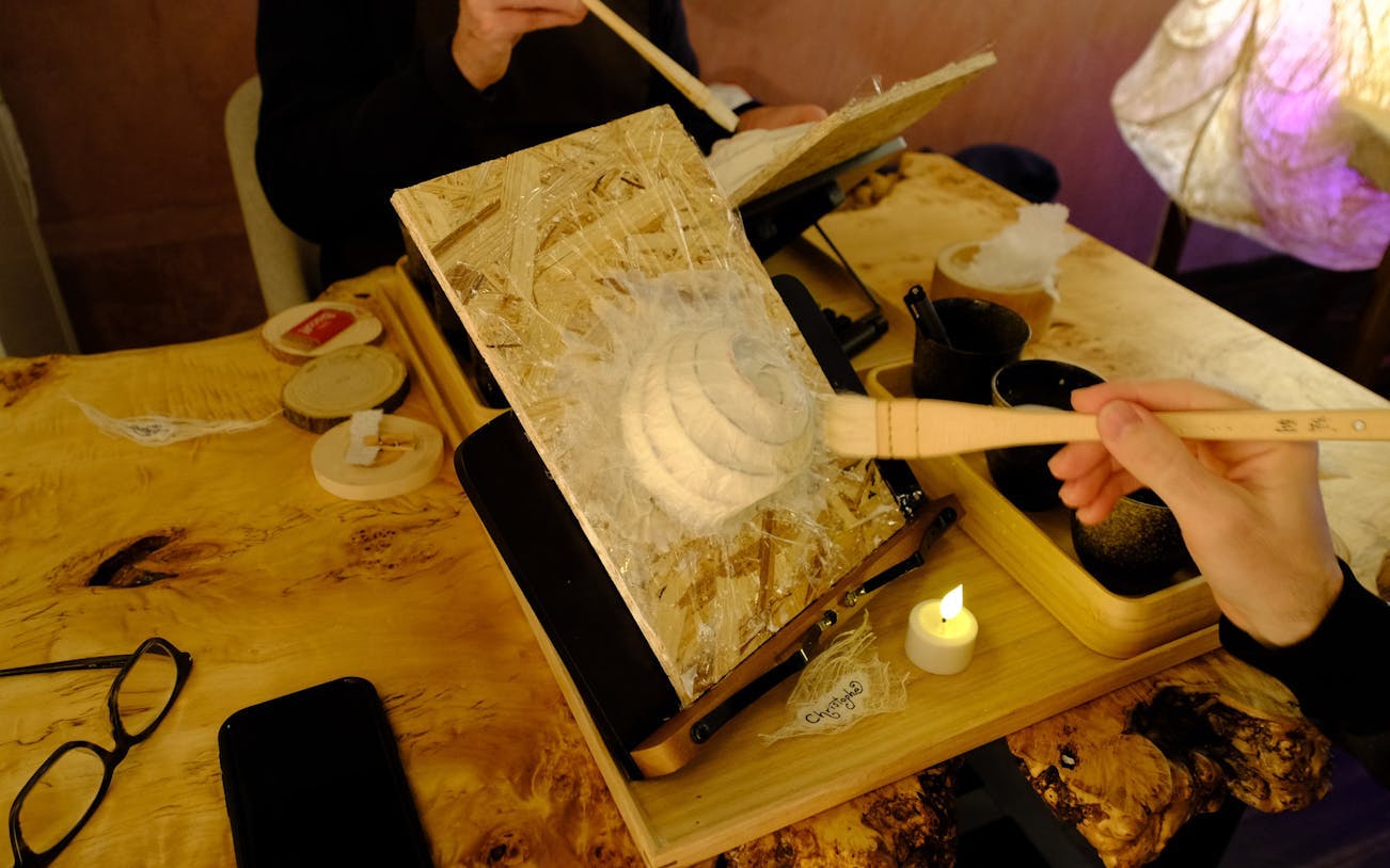 workshop sulla realizzazione di lampade in carta washi a osaka con un artista e un drink-3
