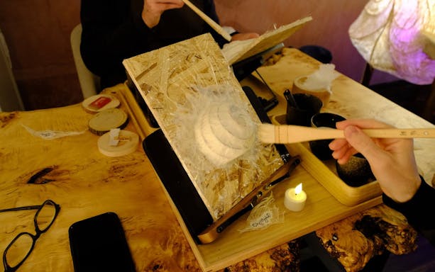 workshop sulla realizzazione di lampade in carta washi a osaka con un artista e un drink-3