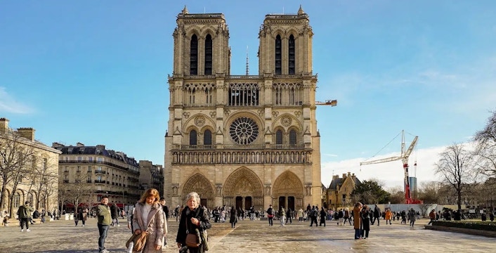Notre-Dame guided tour banner