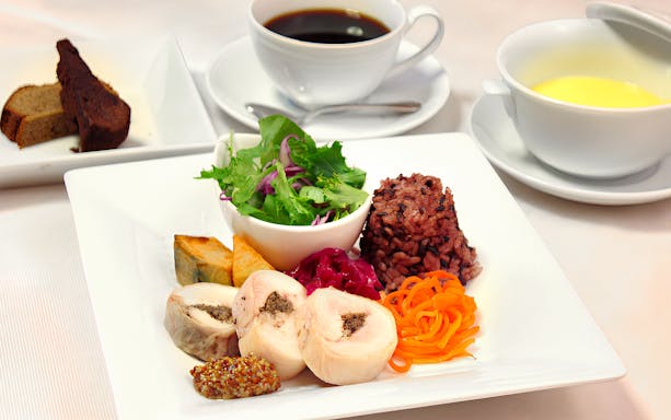 Gozan cuisine dish with chicken, rice, and salad at Ugetsujaya, Kyoto Daigoji Temple Tour.