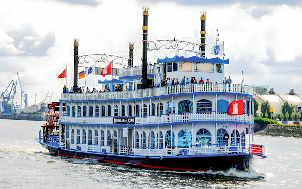 Paddle steamer on a 1-hour Hamburg cruise with passengers on deck.