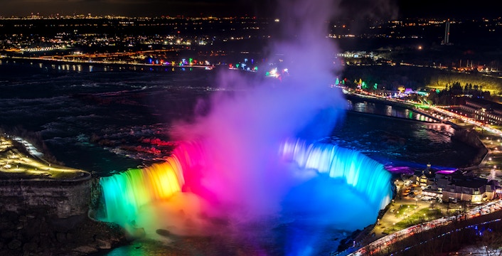 Spettacolo di luci alle Cascate del Niagara