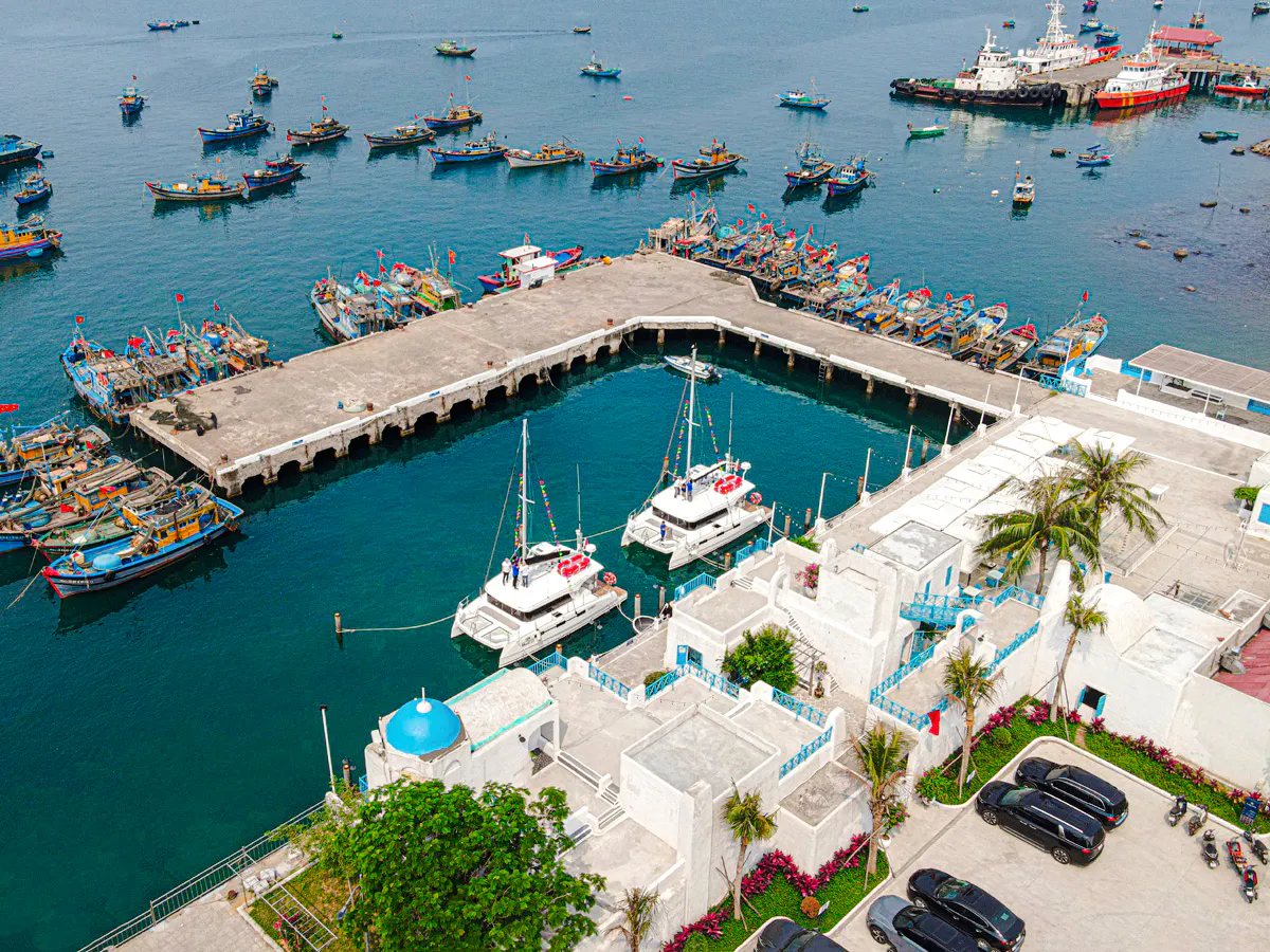 Aerial view of Da Nang harbor with boats and white buildings on the Da Nang Coastal Charm Half-Day Cafe Tour.