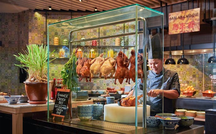 Chef preparing Hainanese chicken rice at Le Méridien Petaling Jaya buffet.
