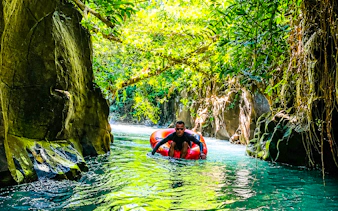 river tubing in ubud mit wasserfall und dschungel-canyon-8