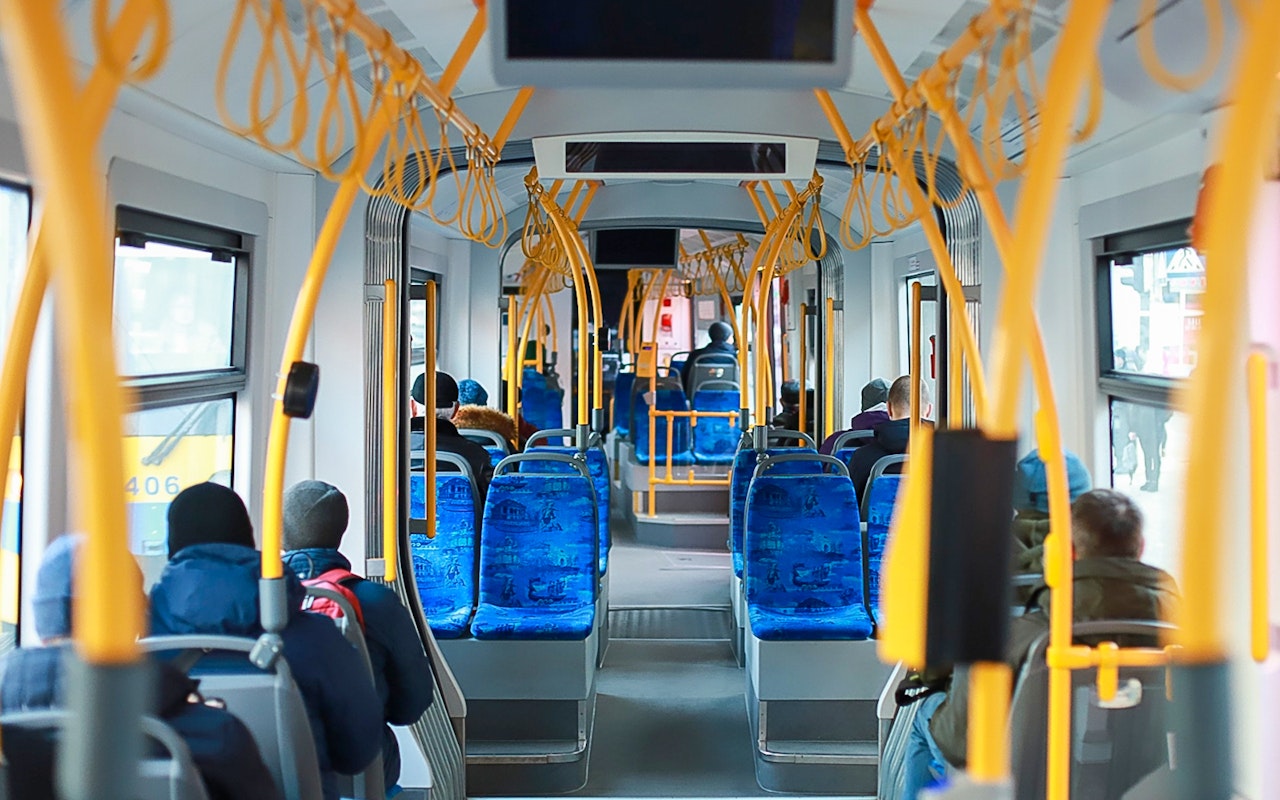 In un'unica combo: Biglietti Aerobus di sola andata per l'aeroporto di Barcellona + Tour guidato del Parc Güell Salta la Fila — 7