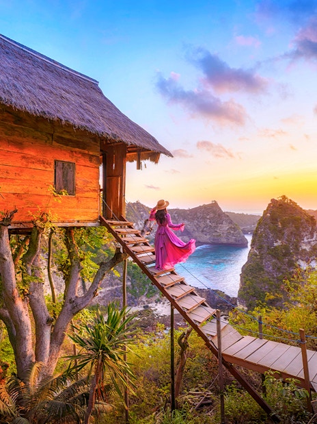 Treehouse overlooking ocean cliffs at sunrise, Nusa Penida Island tour.