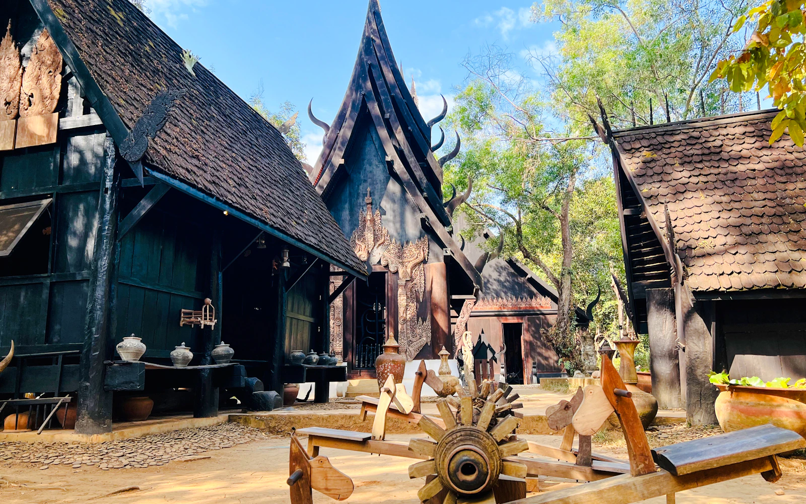 Chiang Rai Guided Tour: White Temple, Blue Temple & Black House Museum with Lunch & All Admissions Included