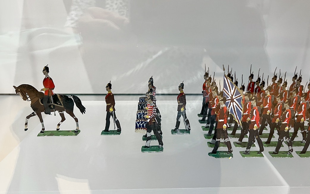 Scale models of British soldiers and horse at Invalides - Paris Army Museum.