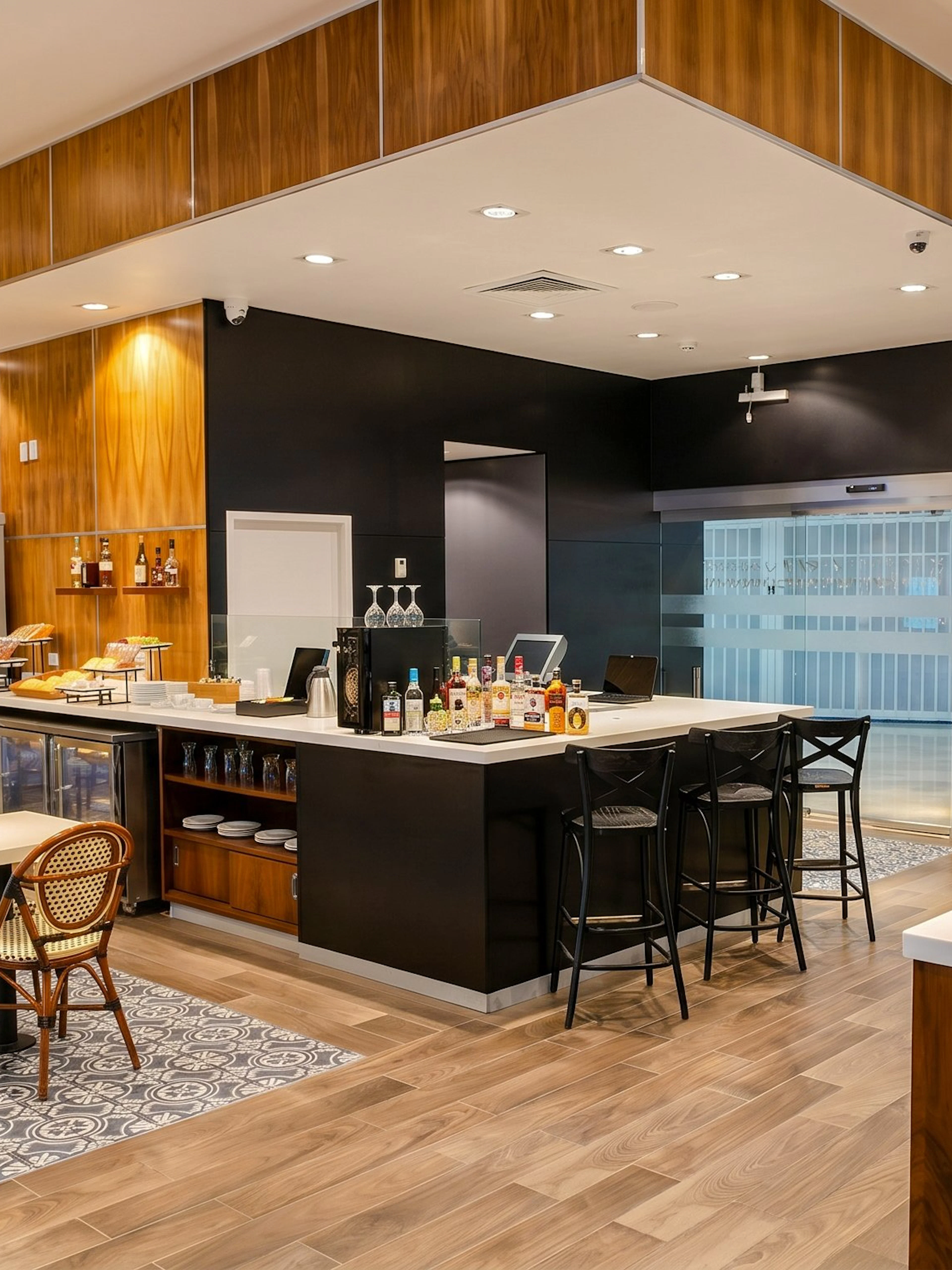 MERA Business Lounge seating and bar area at Cancún International Airport Terminal 2.