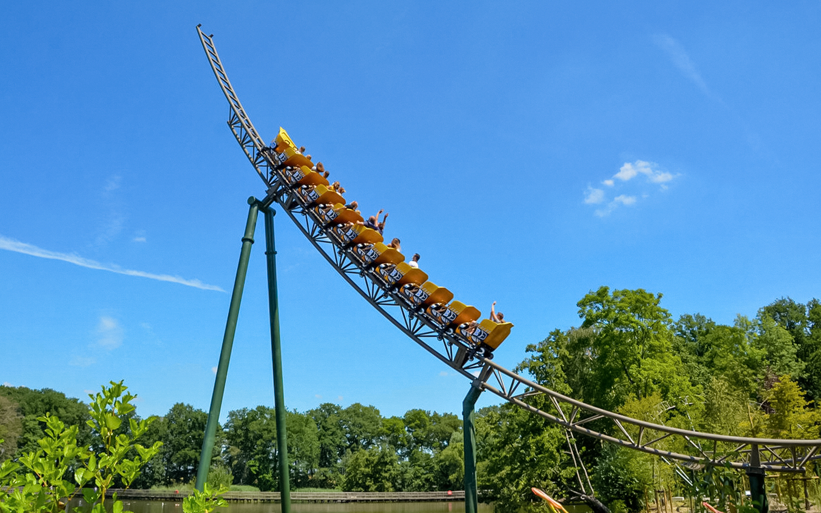 Le manège Wakala au parc Bellewaerde avec des gens qui profitent des montagnes russes à sensations fortes.