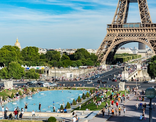 Eiffel Tower view from Trocadero Gardens, Paris, with fountains and tourists.