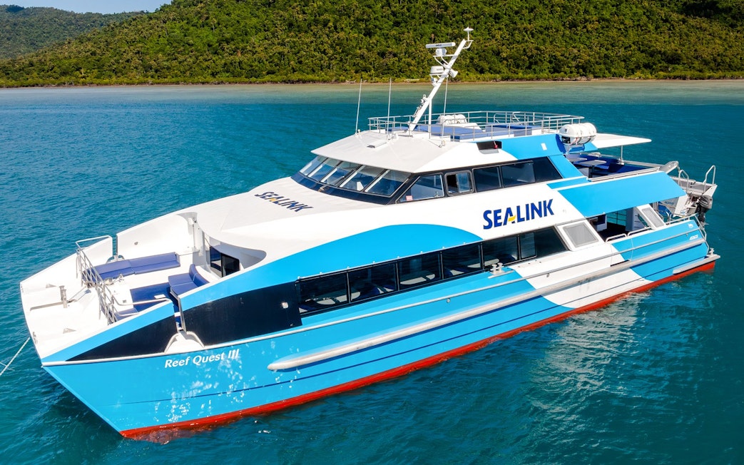 Cruise boat on turquoise waters near Airlie Beach, Hill Inlet Lookout tour.