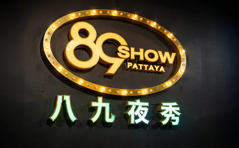 89 Show Pattaya illuminated sign with Chinese characters.