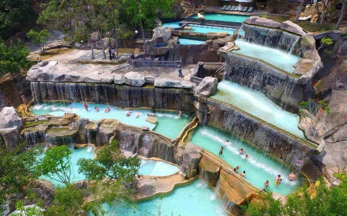 Tiered rock pools with waterfalls at Cai River View, Dubai.
