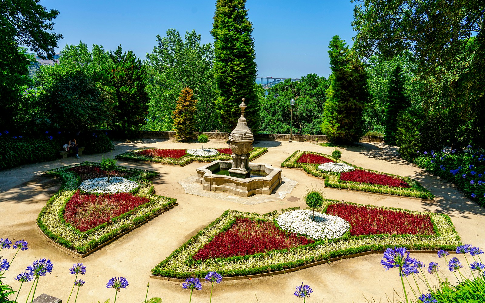 Jardins do Palacio de Cristal with fountain in Porto, Portugal.