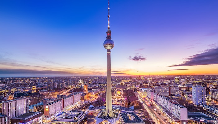 Berliner Fernsehturm Nacht und beleuchtete Innenstadt