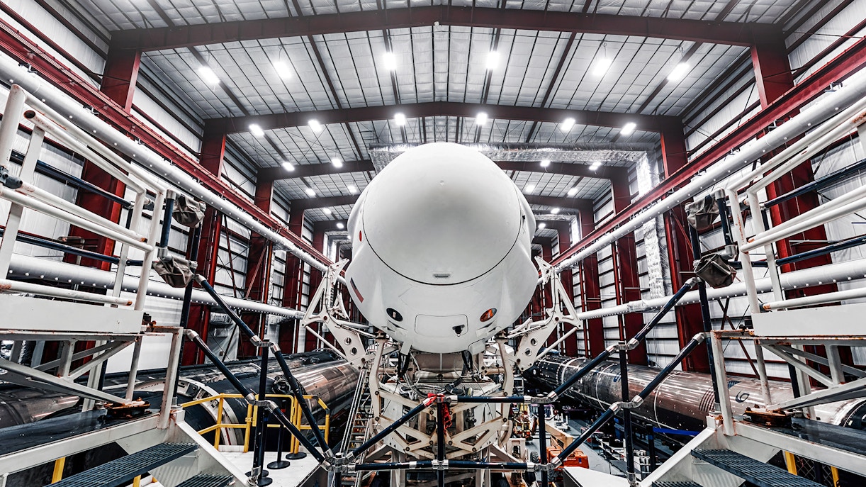 lançamento do foguete SpaceX no centro espacial kennedy