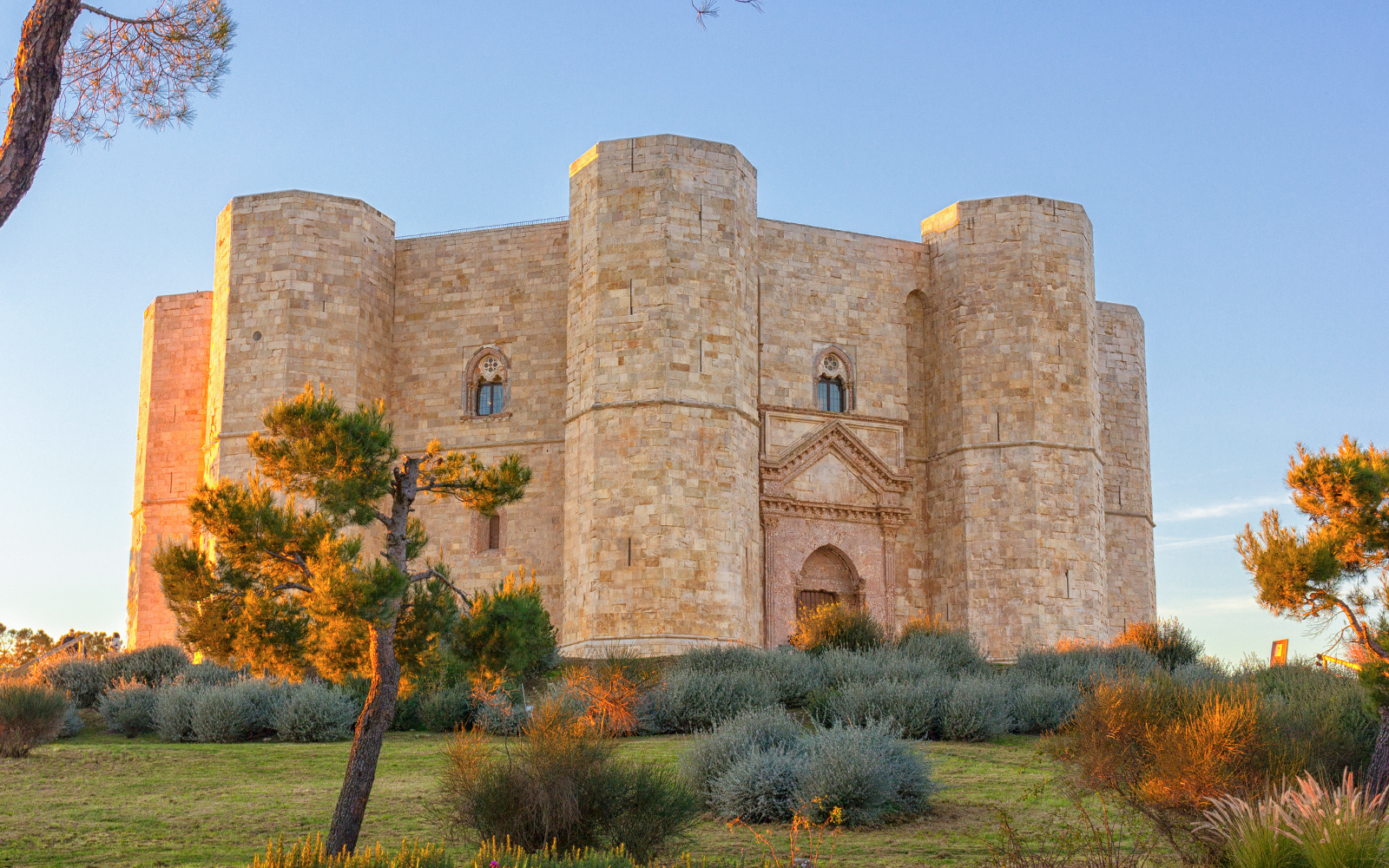 Small garden with trees in front of Castel del Monte, Andria, Castle Mountain