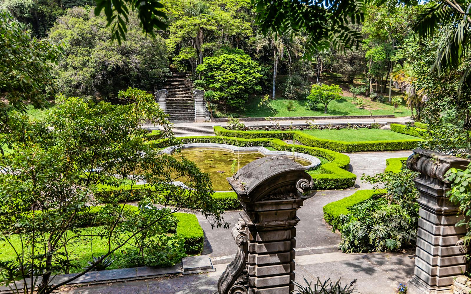 Jardim Botânico Sao Paulo garden with stone steps, lush greenery, and a pond.