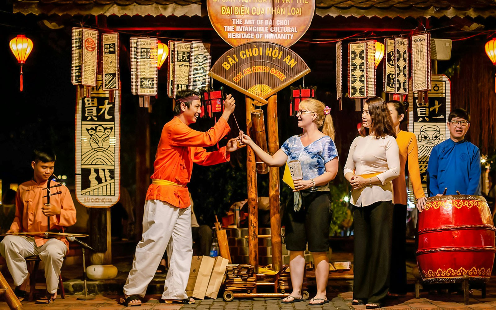 Bai Choi folk game performance in Hoi An with participants and musicians.